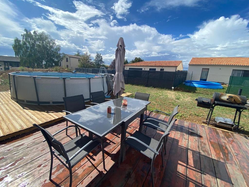 Photo de la galerie de l'établissement Le Jardin : maison avec piscine à 10 min Poitiers, à Iteuil