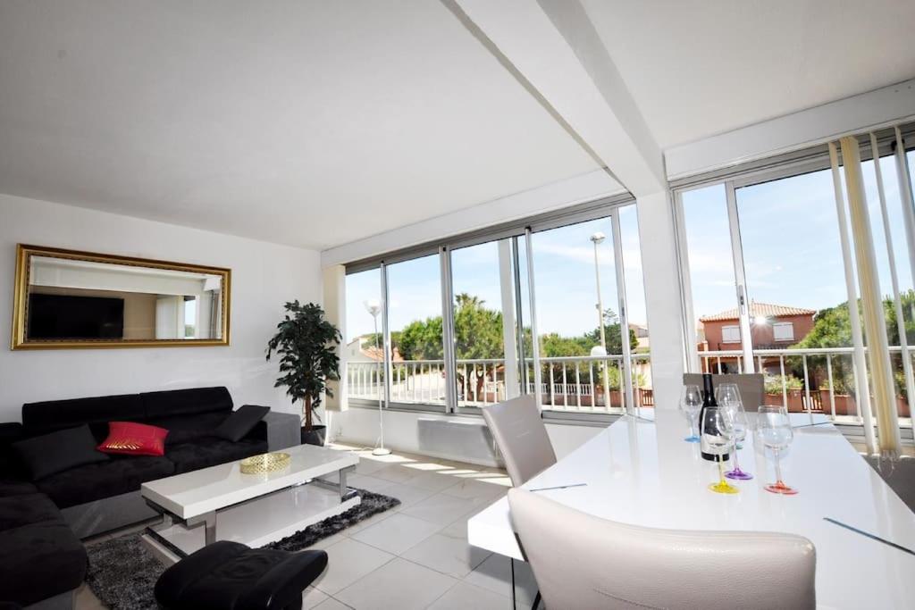 un salon avec un canapé et une table dans l'établissement Oasis rénovée, plage, 2 parkings, wifi au Barcarès, au Barcarès