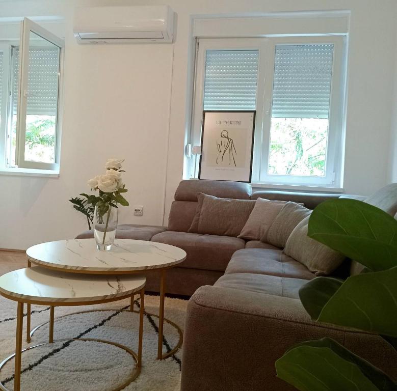 una sala de estar con un sofá y una mesa en Centar Lux, en Trebinje