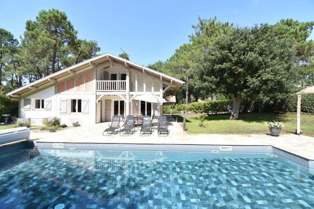 Photo de la galerie de l'établissement Cigalon - Hossegor - Villa Landaise avec superbe Jardin et Piscine Chauffée, à Soorts-Hossegor