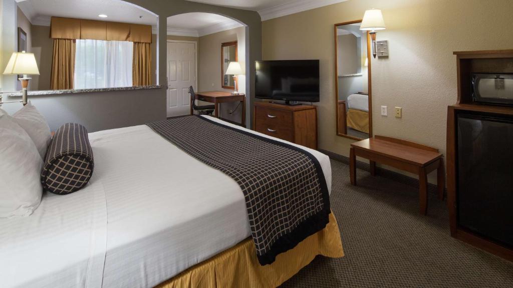 Postel nebo postele na pokoji v ubytování Best Western Angleton Inn