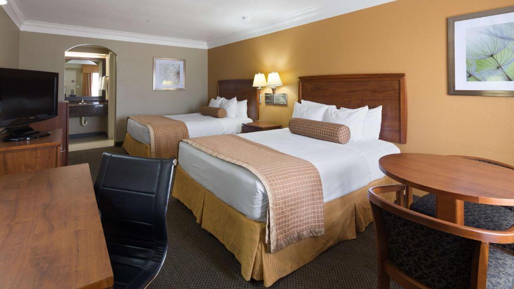 Postel nebo postele na pokoji v ubytování Best Western Angleton Inn
