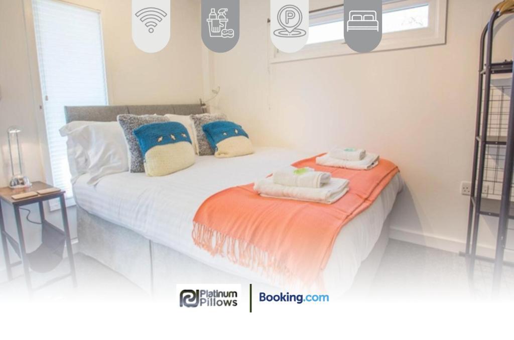 a bedroom with a bed with towels on it at Compact 1BR Studio, Fast Wi-Fi & Kitchenette, Great for Short Stays & Monthly Bookings in Little Marlow