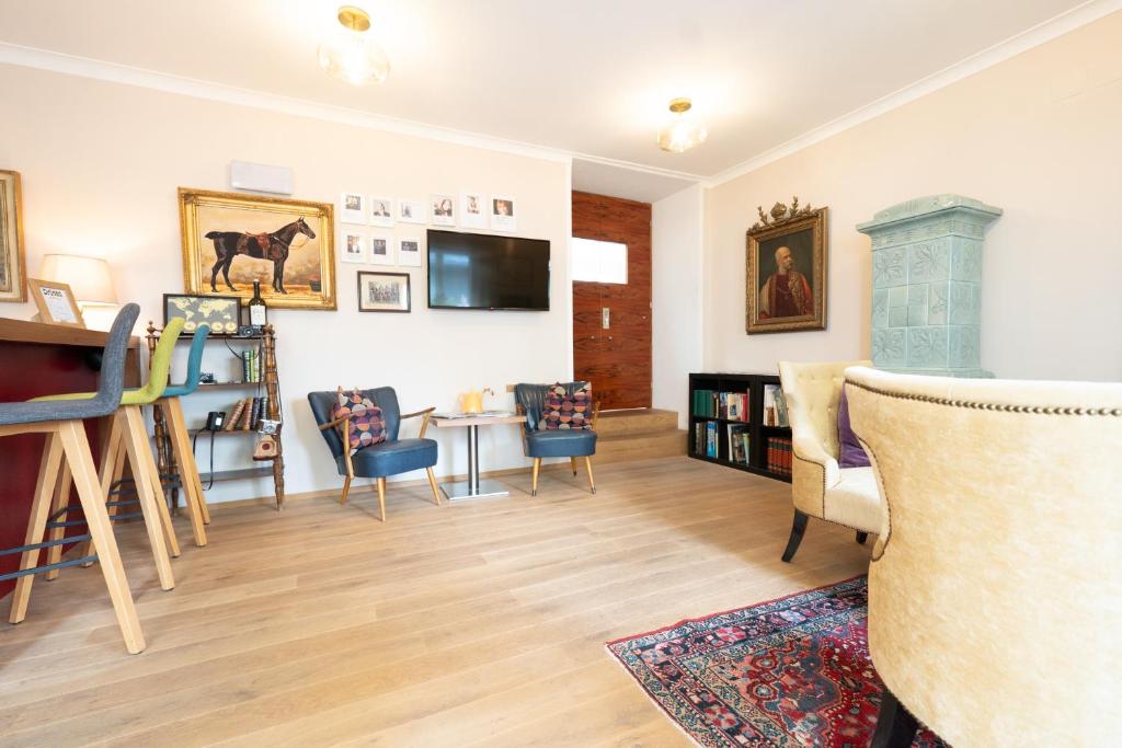Posezení v ubytování Das Jedermann Boutiquehotel mit Stadtgarten