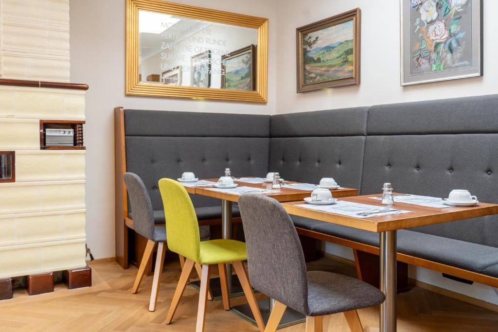Posezení v ubytování Das Jedermann Boutiquehotel mit Stadtgarten
