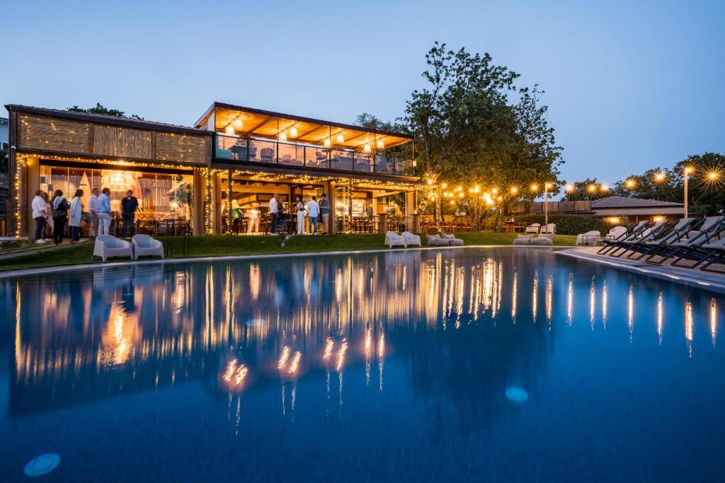Bazén v ubytování Hang Loose Cottage Hotel & Resort 4 stelle Gizzeria Calabria nebo v jeho okolí