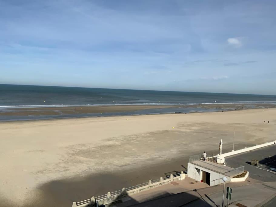 une vue aérienne d'une plage avec l'océan dans l'établissement Superbe appartement vue mer 4 personnes, à Merlimont