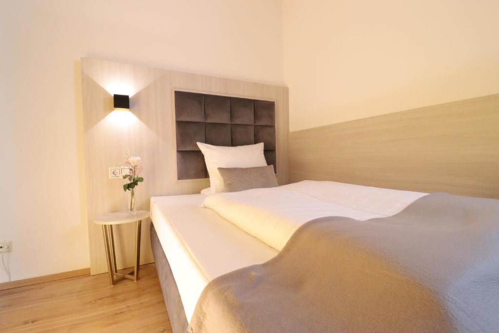 Postel nebo postele na pokoji v ubytování Hotel Kurparkblick