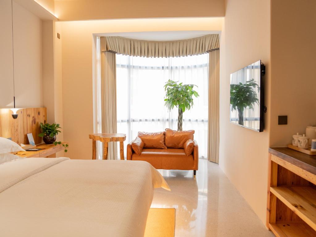 Postel nebo postele na pokoji v ubytování Patio Spring Holiday Inn -- Free round trip pick-up service --Panoramic view of Tianmen Mount