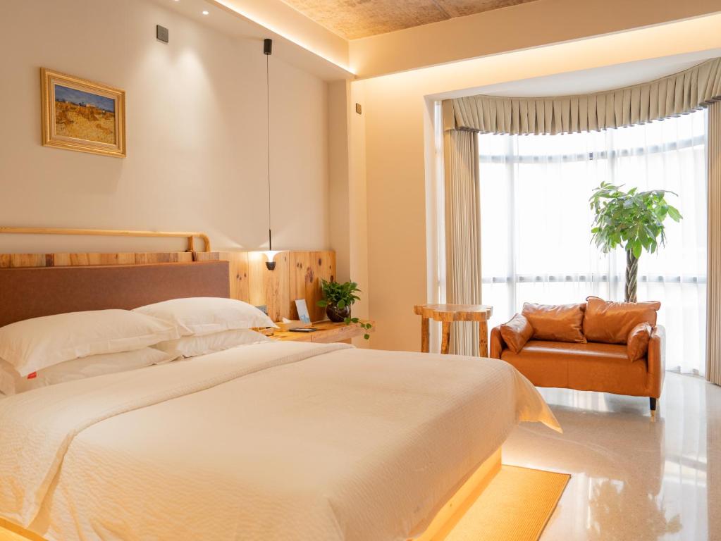 Postel nebo postele na pokoji v ubytování Patio Spring Holiday Inn -- Free round trip pick-up service --Panoramic view of Tianmen Mount