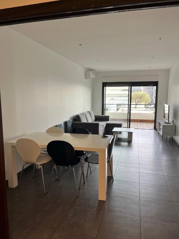 un salon avec une table et un canapé dans l'établissement T3 moderne et spacieux à BASTIA, à Bastia