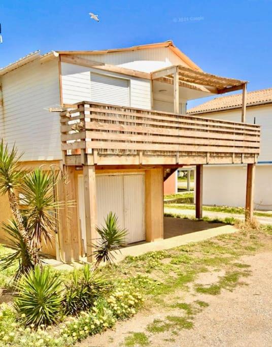 une maison avec une terrasse au-dessus dans l'établissement Chalet 4 à 6 pers Terrasse vue mer, à Gruissan