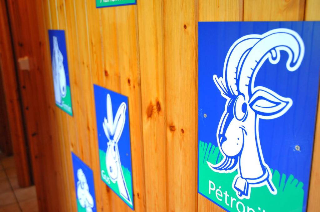 a sign for a kitchen with a goat on a wall at La Tanière in Noiseux