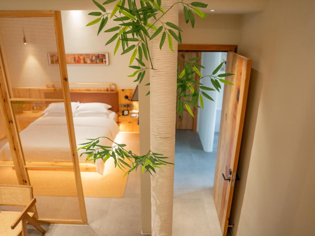 Postel nebo postele na pokoji v ubytování Patio Spring Holiday Inn -- Free round trip pick-up service --Panoramic view of Tianmen Mount