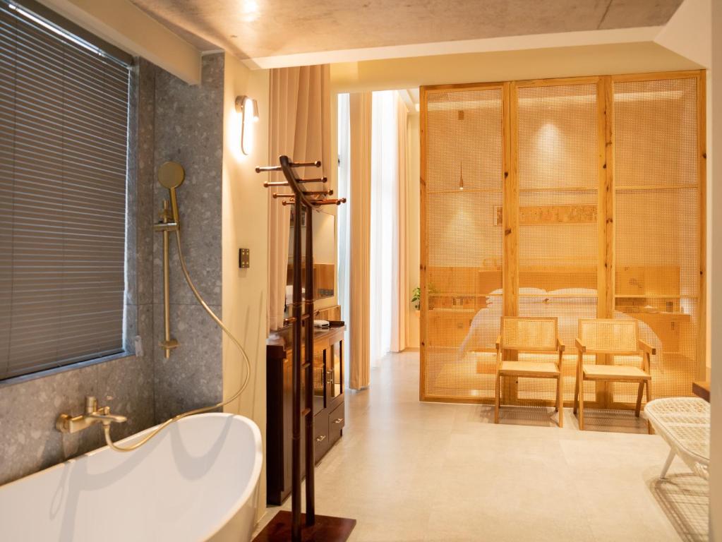 Postel nebo postele na pokoji v ubytování Patio Spring Holiday Inn -- Free round trip pick-up service --Panoramic view of Tianmen Mount