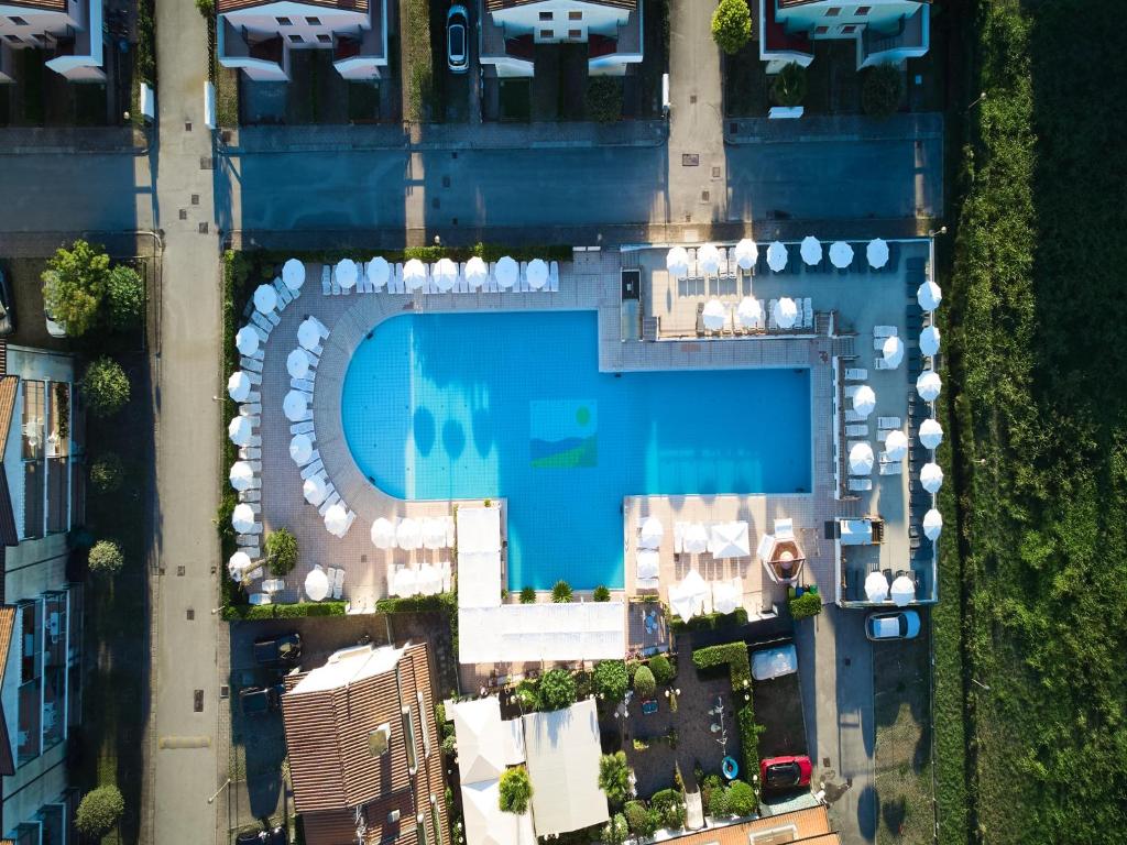 an overhead view of a swimming pool in a city at Cozy flat in a bright residence-Beahost in Rosolina Mare