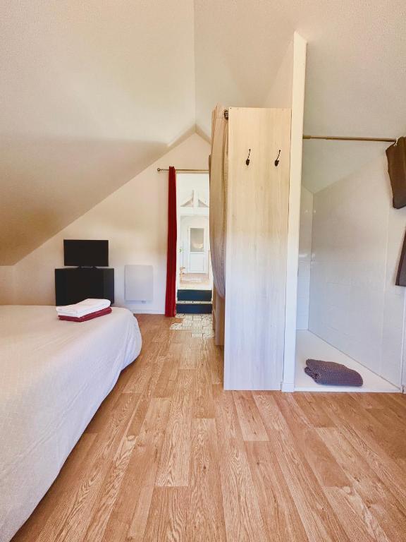 Cette chambre dispose d'un lit et de parquet. dans l'établissement Spacieux 2 pièces équipé accès facile, à Cuissai
