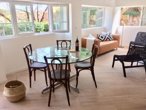 un salon avec une table en verre et des chaises dans l'établissement Autour du Figuier, à Amélie-les-Bains-Palalda