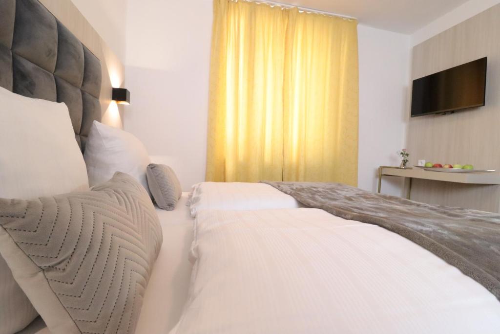 Postel nebo postele na pokoji v ubytování Hotel Kurparkblick