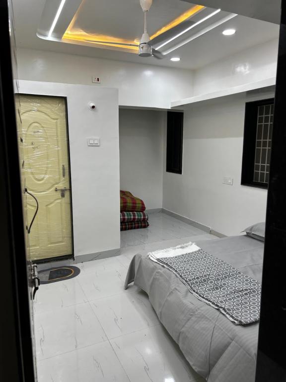 Uma cama ou camas num quarto em Vatavriksha Guest House,Akkalkot