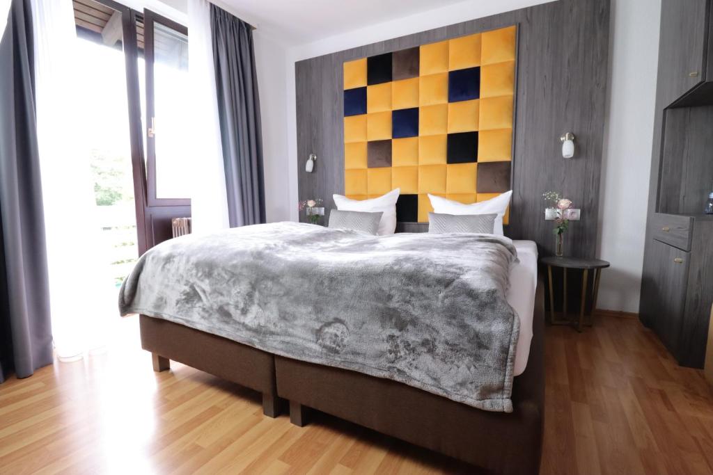 Postel nebo postele na pokoji v ubytování Hotel Kurparkblick