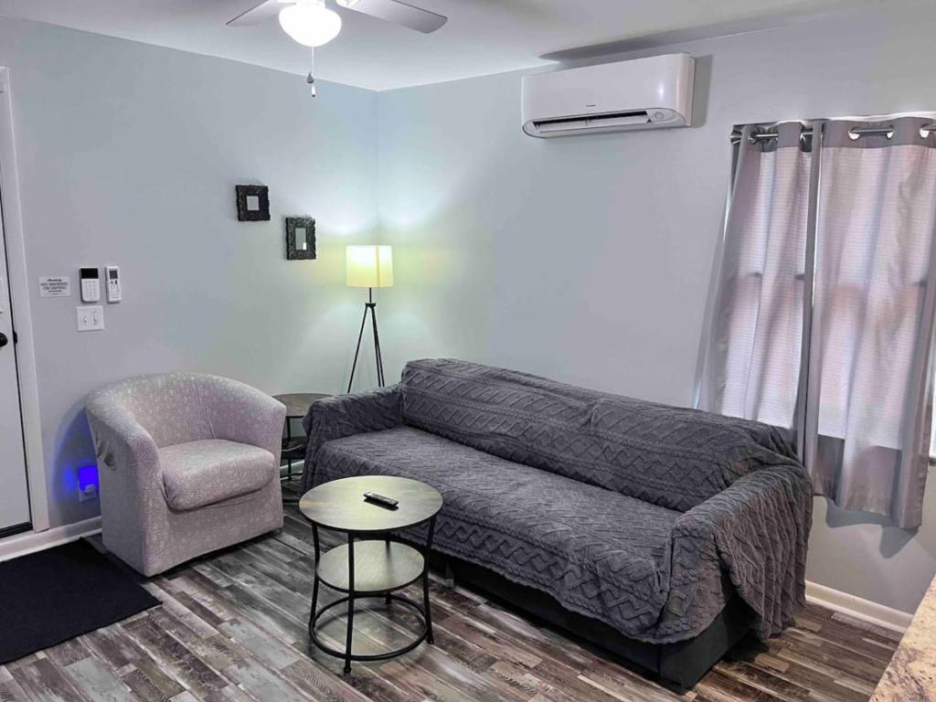 un soggiorno con un divano e una sedia di Quality 4 Four. Pet Yes a Beaufort