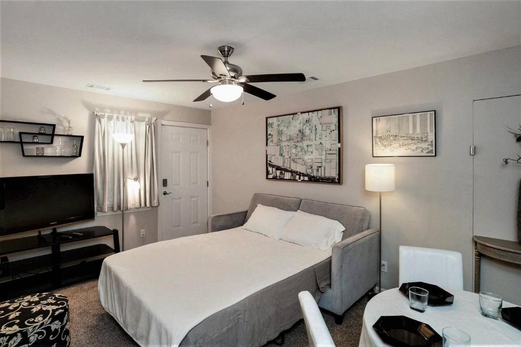 En eller flere senge i et værelse på Stay Play On Golf Course. Pet Yes