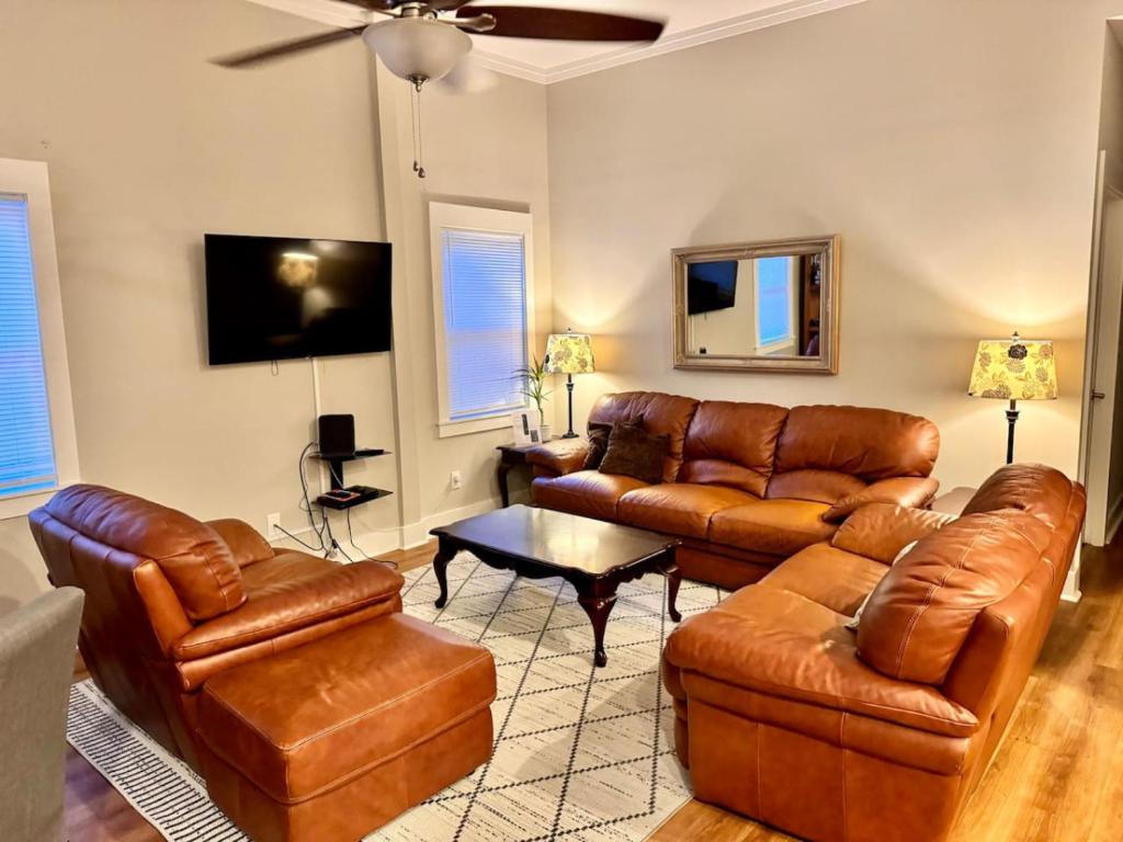 sala de estar con muebles de cuero y TV de pantalla plana en 5Min Walk to Waterfront. Pet Yes, en Beaufort