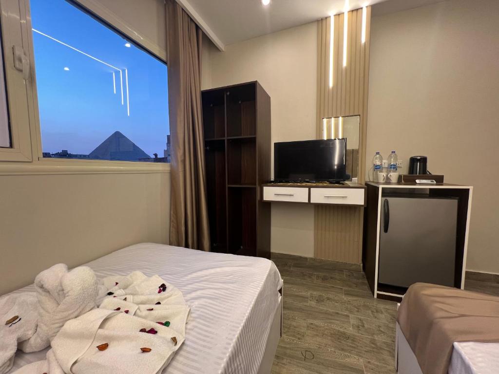 Postel nebo postele na pokoji v ubytování Pyramids moon view inn