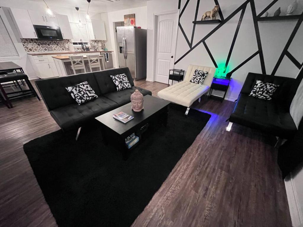 a living room with a couch and a table at Pet Friendly Sleeps 9 HighSpeed WiFi 500MBPS Plus in Fresno