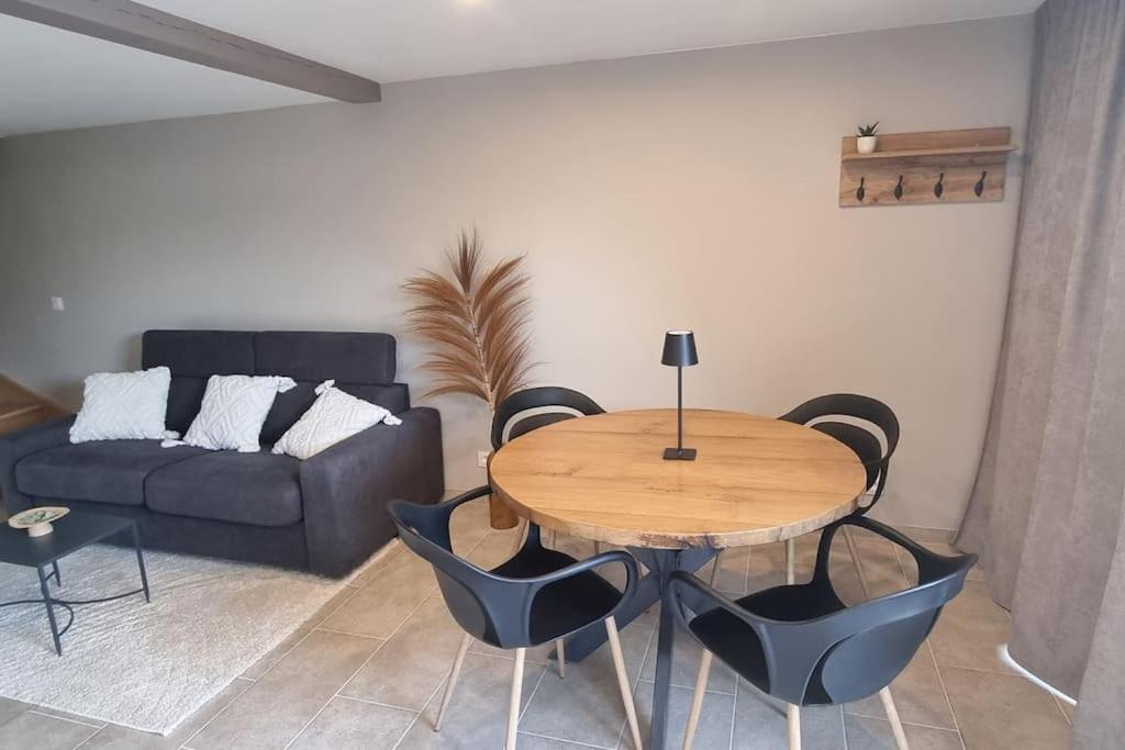 un salon avec une table et un canapé dans l'établissement L'escale, Loire et Châteaux, à Les Montils