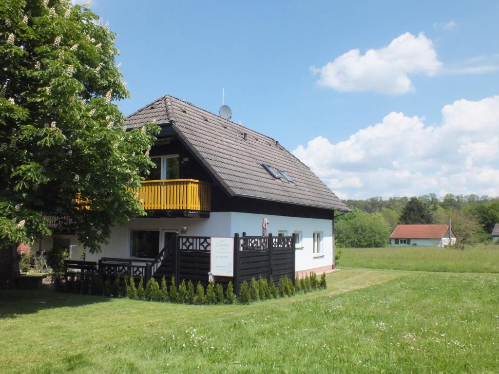 Ferienhaus Moni mit 2 separaten Wohnungen am Silbersee, Frielendorf