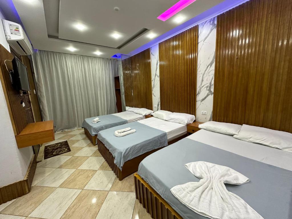 Postel nebo postele na pokoji v ubytování Pyramids Family Inn