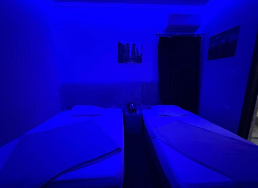 Postel nebo postele na pokoji v ubytování Pyramids Family Inn