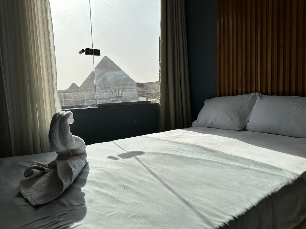 Postel nebo postele na pokoji v ubytování Pyramids Family Inn