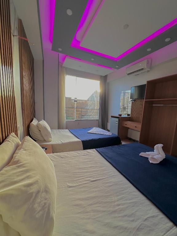 Postel nebo postele na pokoji v ubytování Pyramids Family Inn