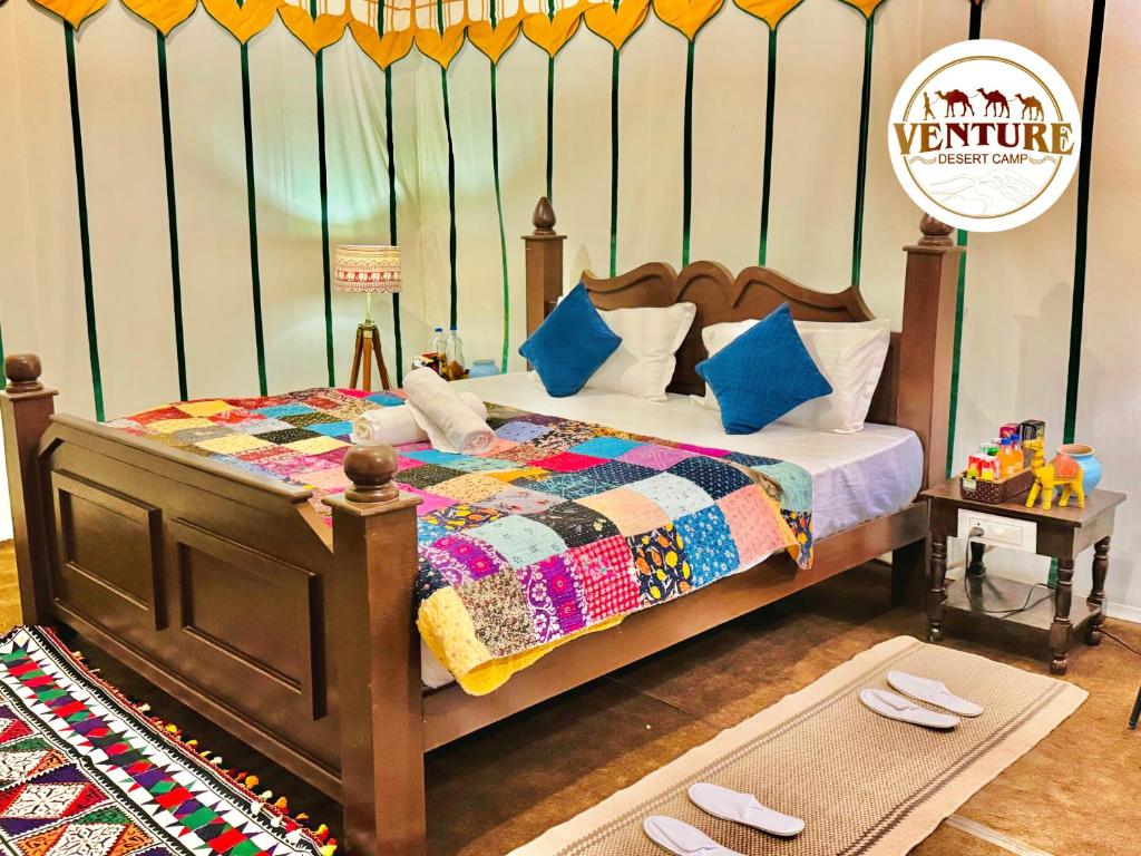 Postel nebo postele na pokoji v ubytování Venture Desert Camp Jaisalmer