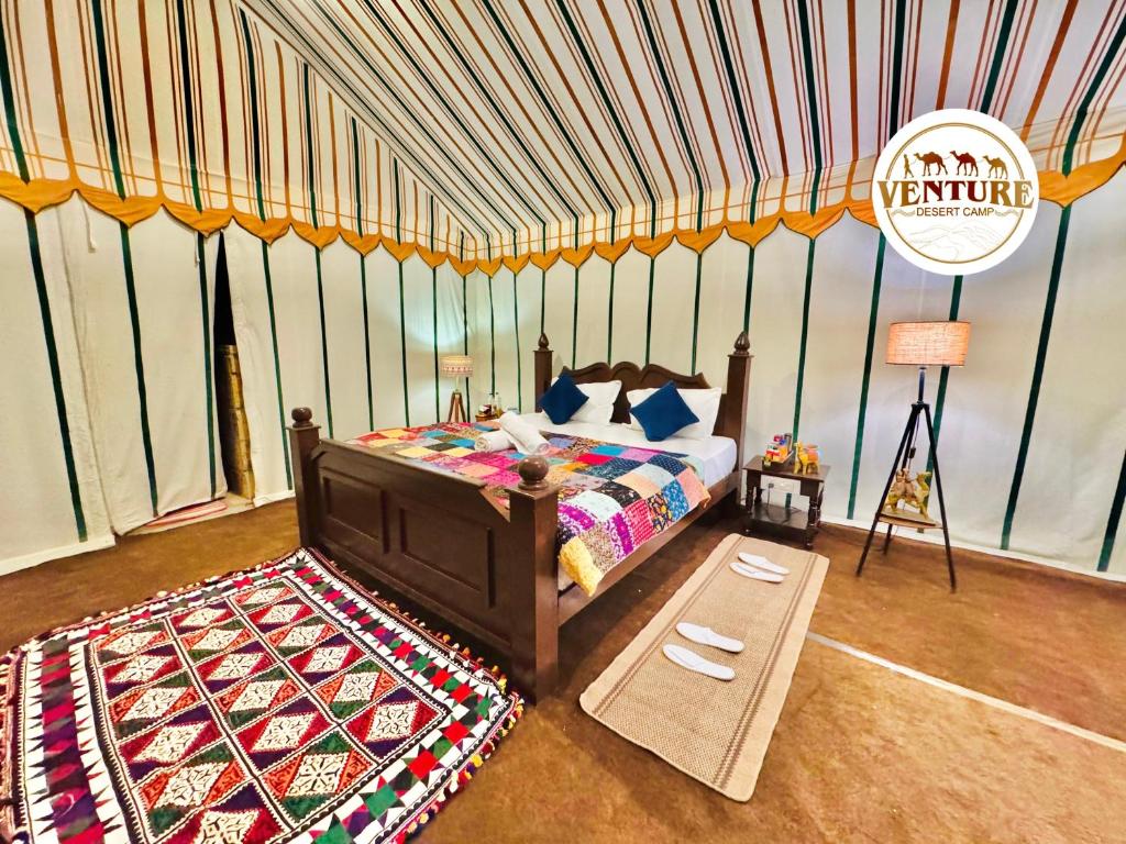 Postel nebo postele na pokoji v ubytování Venture Desert Camp Jaisalmer
