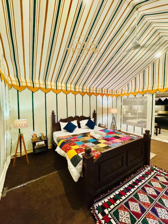Postel nebo postele na pokoji v ubytování Venture Desert Camp Jaisalmer