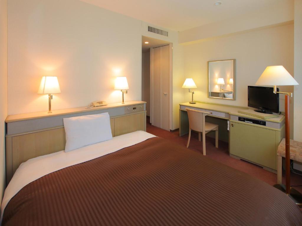 Postel nebo postele na pokoji v ubytování Hotel Green Tower Makuhari