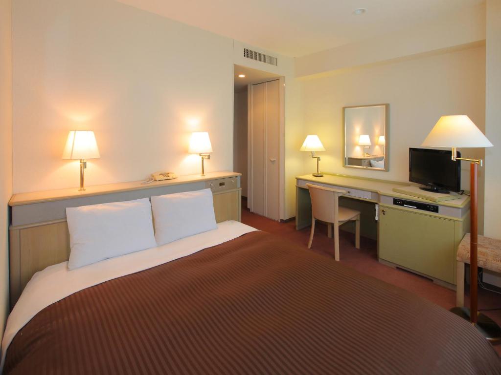 Postel nebo postele na pokoji v ubytování Hotel Green Tower Makuhari