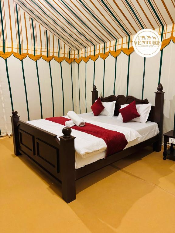 Postel nebo postele na pokoji v ubytování Venture Desert Camp Jaisalmer