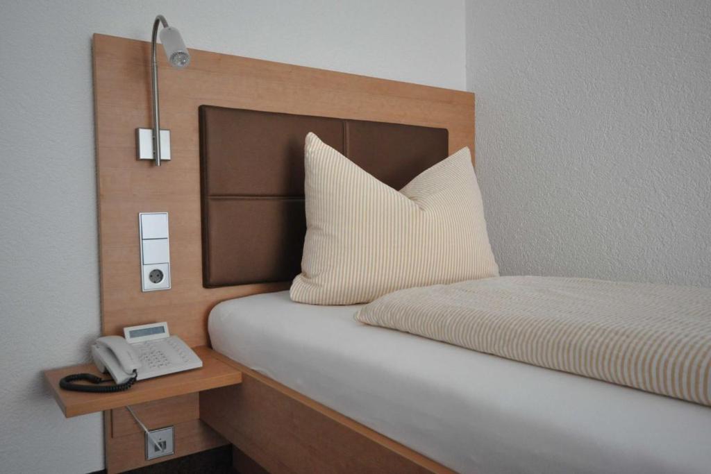 Postel nebo postele na pokoji v ubytování Hotel-Pension-Jasmin