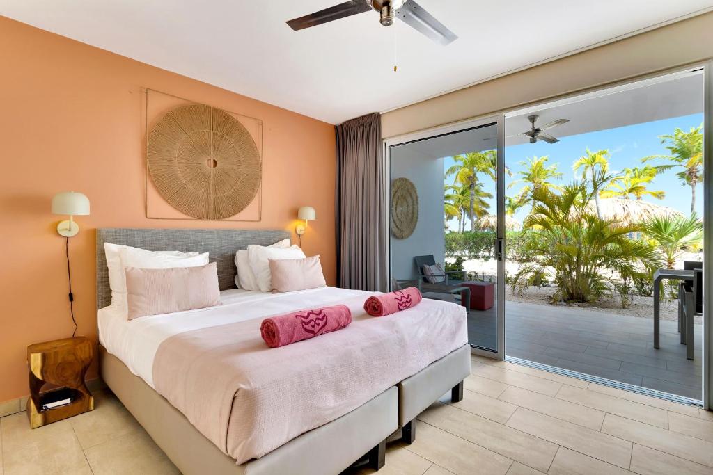 Postel nebo postele na pokoji v ubytování Delfins Beach Resort Bonaire, Tapestry Collection by Hilton