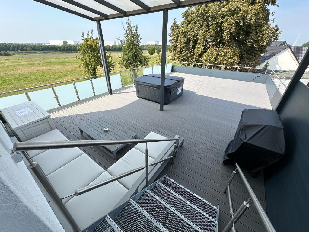 eine Terrasse mit einer Bank und einem Tisch auf dem Balkon in der Unterkunft Zur schönen Aussicht I 150 I Oase I Purer Luxus in Dortmund