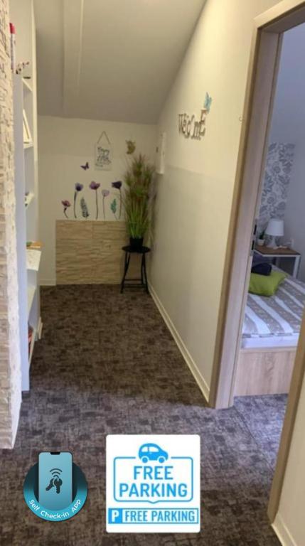 Una casa con un cartel de estacionamiento gratuito en una habitación. en L&G ROOMS, en Liubliana