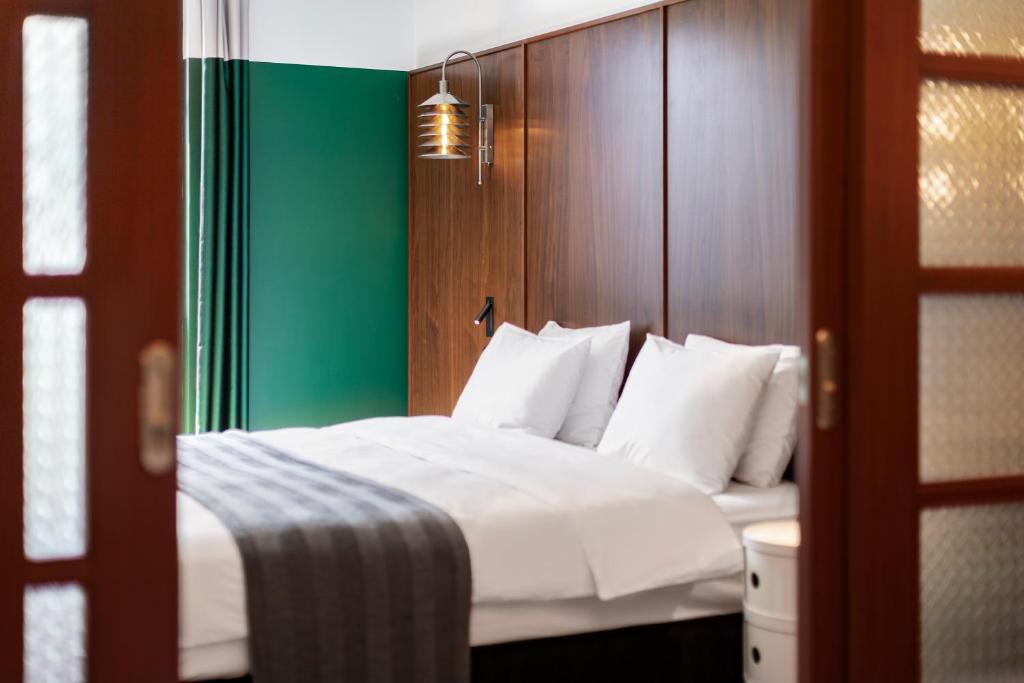 Postel nebo postele na pokoji v ubytování Hotel Afisha