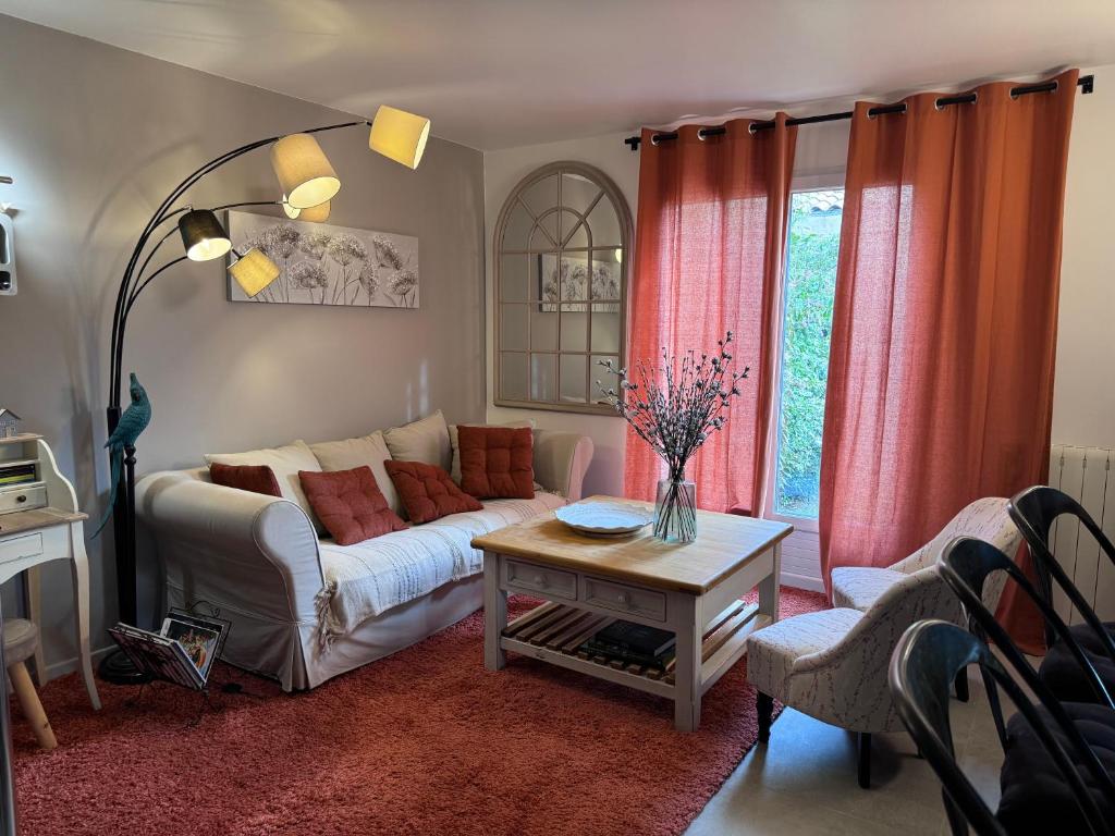 un salon avec un canapé et une table dans l'établissement Le clos de l’artichaut, à Eyguières