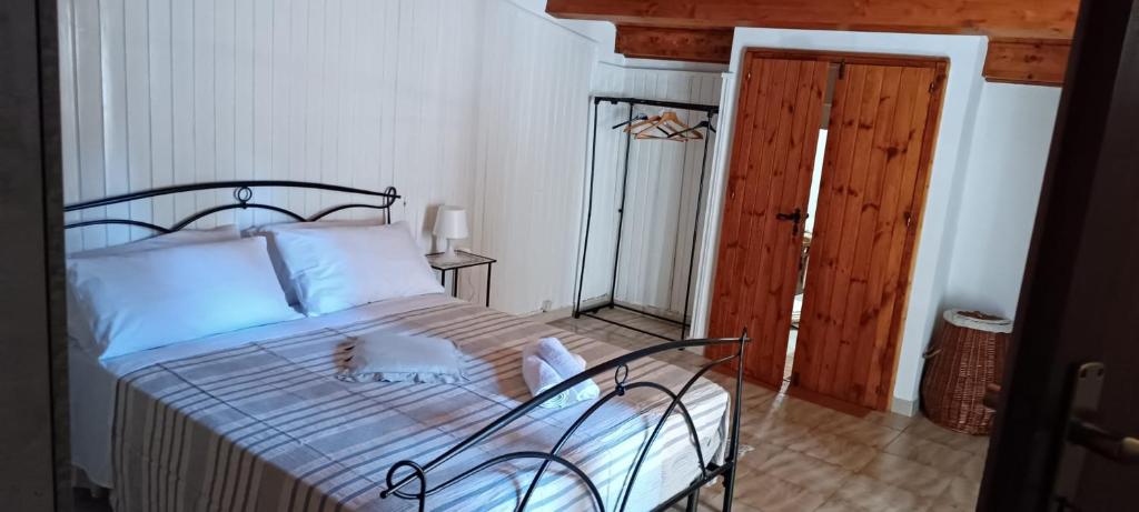 a bedroom with a bed with two stuffed animals on it at Casa Matì in Trecastagni