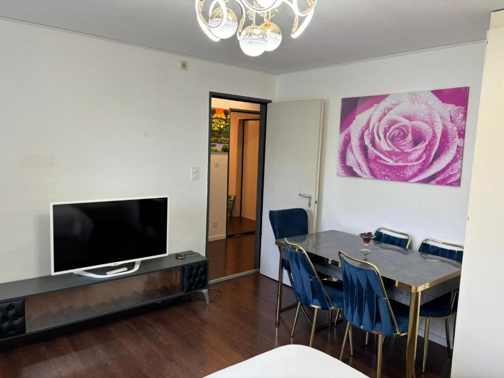 sala de estar con mesa de comedor y TV en 2BDR Apt with See View - Free Parking, en Lucerna